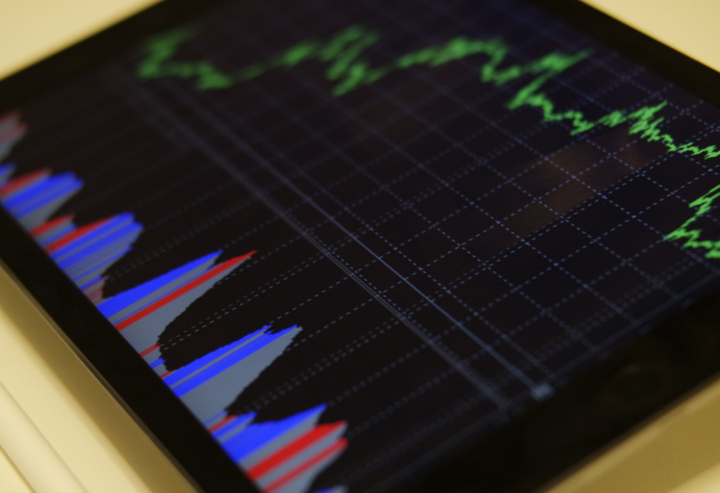 Tablet mit Graphen, die bestimmte Daten anzeigen. Dies könnten zum Beispiel Umsätze sein, die mit dem ERP Tool erfasst wurden